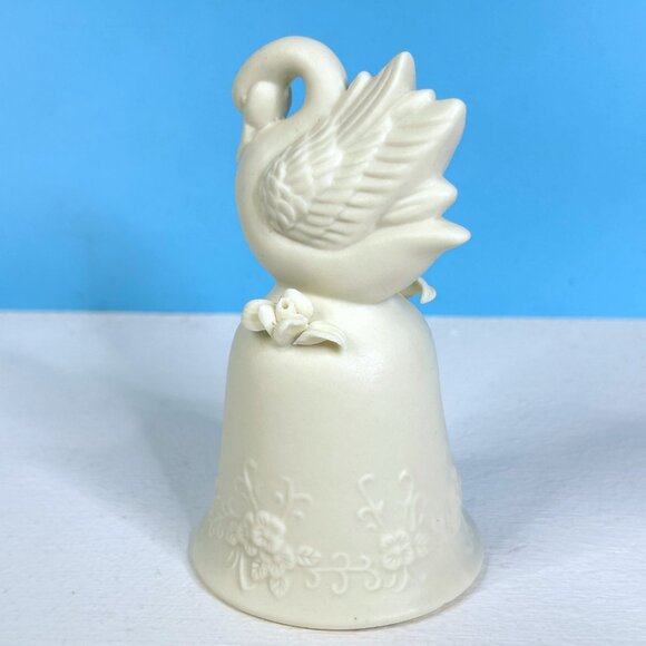 RARE Vintage‎ 1996 Beautifully Detailed Ceramic Ivory Bell 5" Swan Figurine - Picture 4 of 6